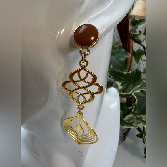 Delicate Art Deco-Inspired Dangle Earrings - Gold Stylish Morocco Earrings - Picture 11 of 12